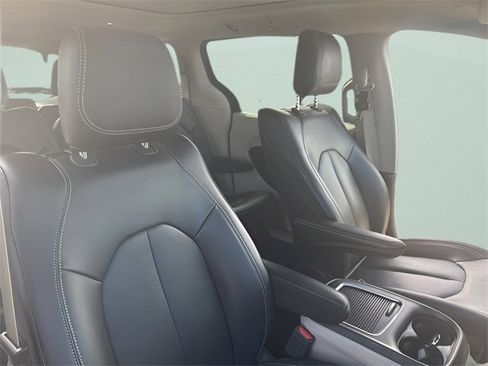 Used 2024 Chrysler Pacifica Touring-L w/ Uconnect Theater Family Group image 29