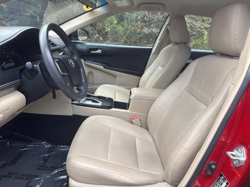 Used 2012 Toyota Camry L image 14