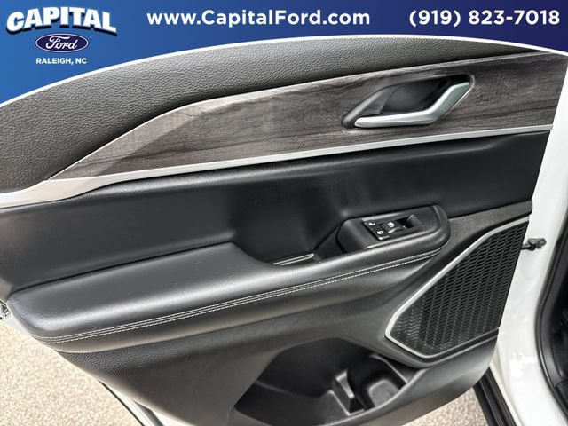 Used 2022 Jeep Grand Cherokee Limited w/ MOPAR Finishing Package AWD/4WD image 17