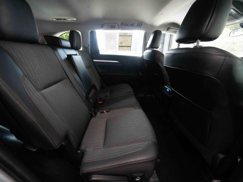 Used 2019 Toyota Highlander Plus w/ Carpet Mat Package (TMS) AWD/4WD image 25