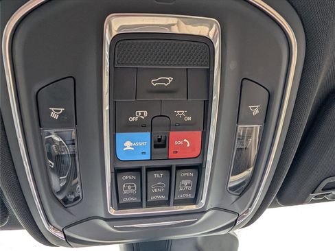 Used 2023 Jeep Grand Cherokee Limited w/ Black Appearance Package AWD/4WD image 35