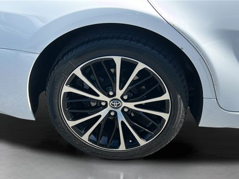 Used 2020 Toyota Camry SE w/ Convenience Package FWD image 25