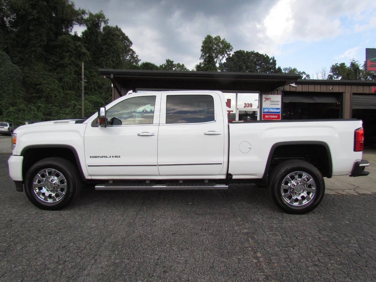 Used 2019 GMC Sierra 2500 Denali w/ Duramax Plus Package AWD/4WD image 2
