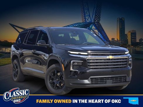 Used 2024 Chevrolet Traverse LT image 1