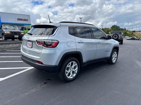 Used 2024 Jeep Compass Latitude image 3