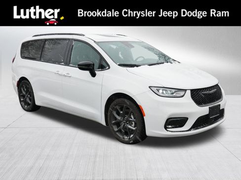 Used 2024 Chrysler Pacifica Limited w/ S Appearance Package image 1