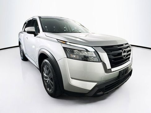 Certified 2024 Nissan Pathfinder SV image 3