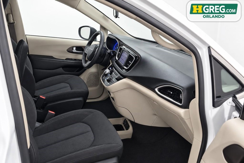 Used 2022 Chrysler Voyager LX FWD image 11