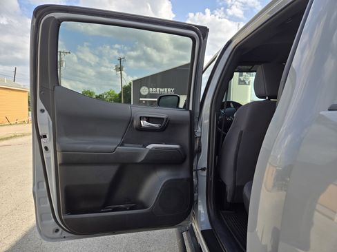 Used 2019 Toyota Tacoma TRD Off-Road image 6