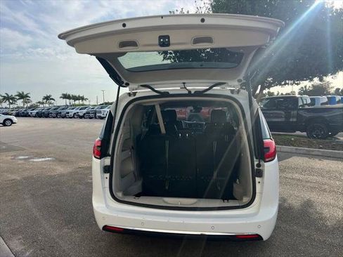 Certified 2023 Chrysler Pacifica Touring-L FWD image 32