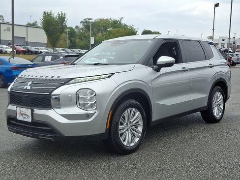 Used 2024 Mitsubishi Outlander ES image 3