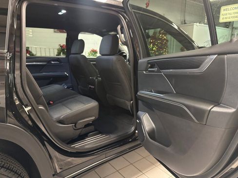 Used 2025 GMC Acadia Elevation image 26