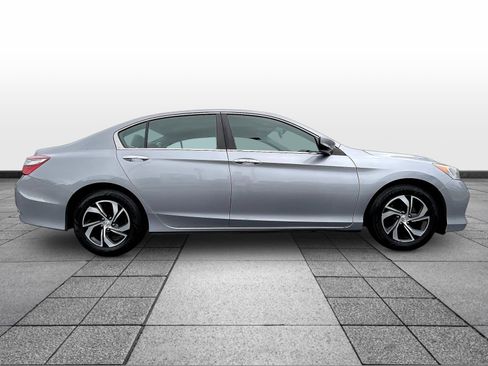 Used 2017 Honda Accord LX image 4