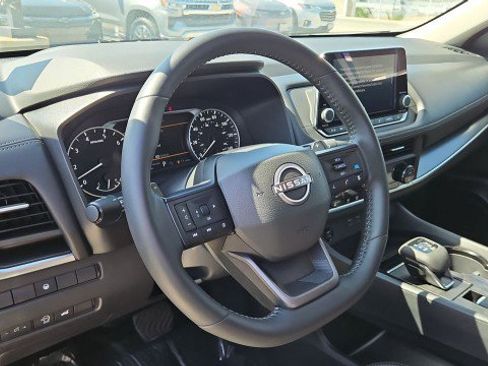 Used 2025 Nissan Rogue SV FWD image 11