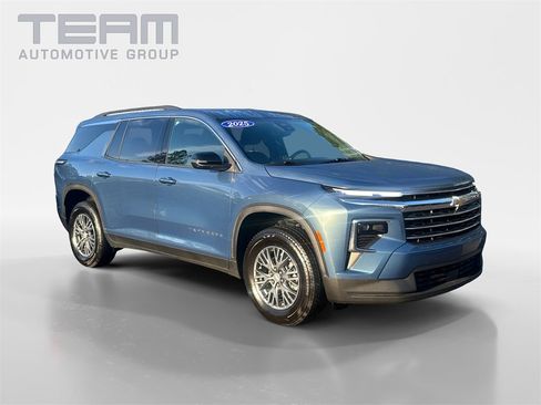 Used 2025 Chevrolet Traverse LT image 1