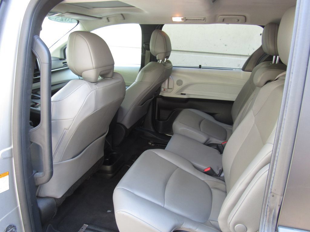 Certified 2025 Toyota Sienna XLE FWD image 15