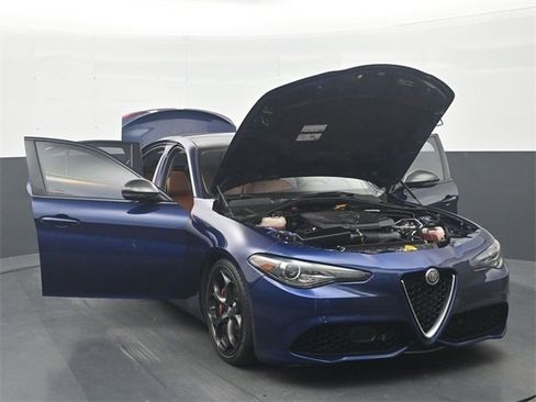 Used 2019 Alfa Romeo Giulia image 35