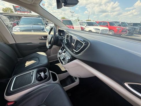 Used 2020 Chrysler Pacifica Touring-L Plus FWD image 24