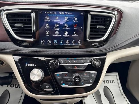 Used 2018 Chrysler Pacifica Limited w/ Tire & Wheel Group FWD image 14