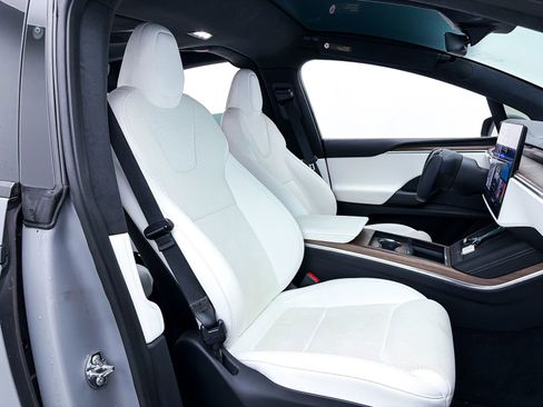 Used 2022 Tesla Model X image 31