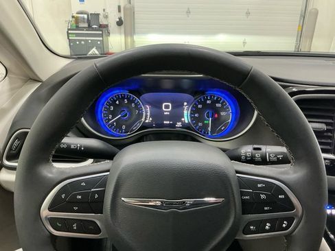 Used 2023 Chrysler Pacifica Touring-L image 11