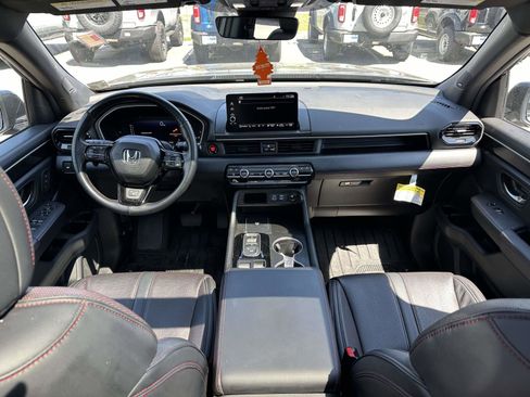 Used 2025 Honda Pilot Black Edition image 13