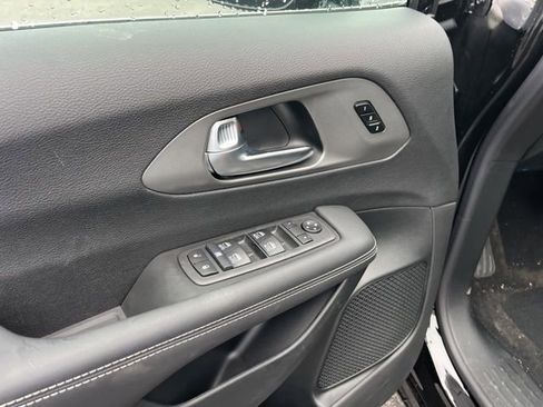 New 2026 Chrysler Pacifica Select image 8