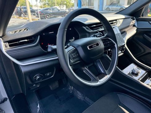 Used 2023 Jeep Grand Cherokee L Laredo AWD/4WD image 9