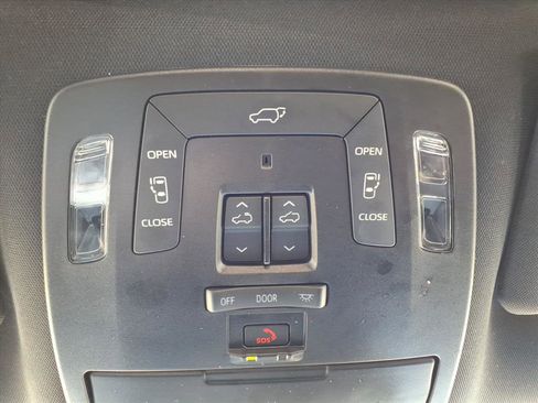 Used 2025 Toyota Sienna Platinum image 24