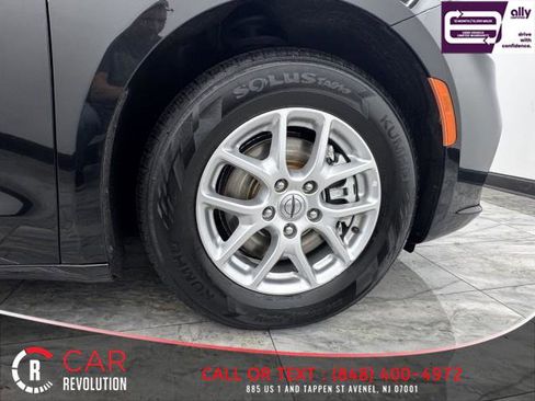 Used 2023 Chrysler Pacifica Touring-L FWD image 12