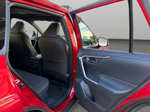 Used 2021 Toyota RAV4 SE w/ Weather & Moonroof Package AWD/4WD image 17