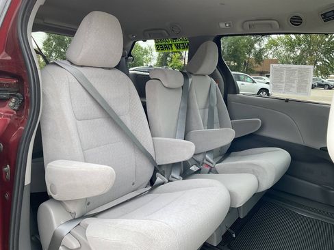 Used 2020 Toyota Sienna LE w/ LE Preferred Package FWD image 41