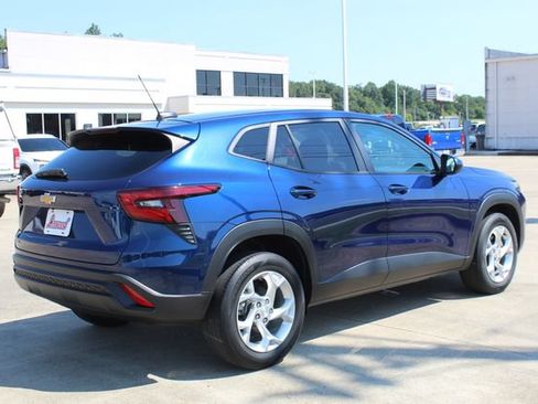 Used 2024 Chevrolet Trax LS w/ LS Convenience Package FWD image 5