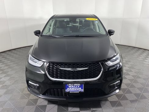 Used 2024 Chrysler Pacifica Touring-L image 11