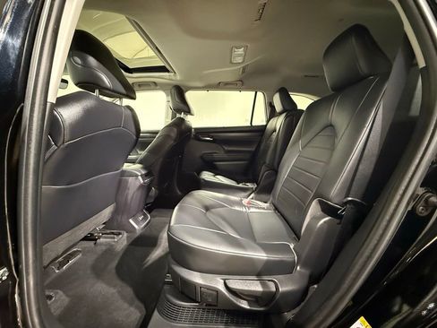 Used 2022 Toyota Highlander XLE AWD/4WD image 20