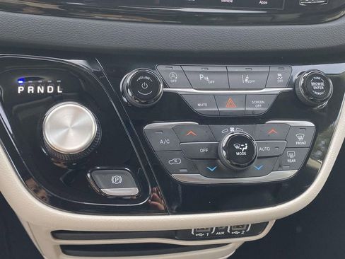 Used 2023 Chrysler Pacifica Touring-L image 28