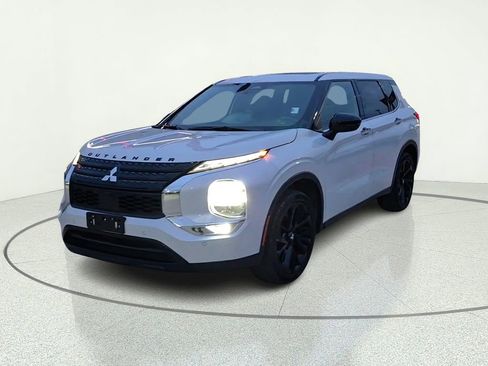Used 2022 Mitsubishi Outlander SE FWD image 1