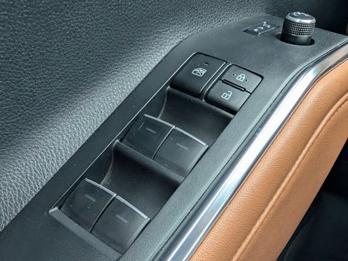 Used 2024 Toyota Highlander Platinum image 19