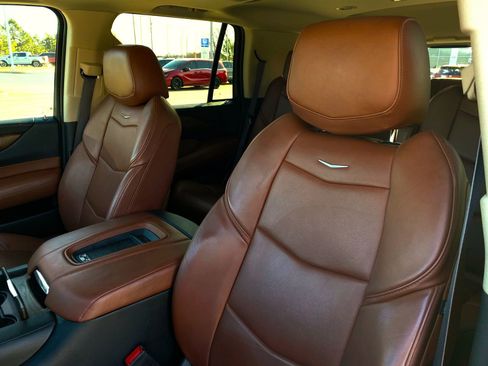 Used 2017 Cadillac Escalade Premium Luxury image 13