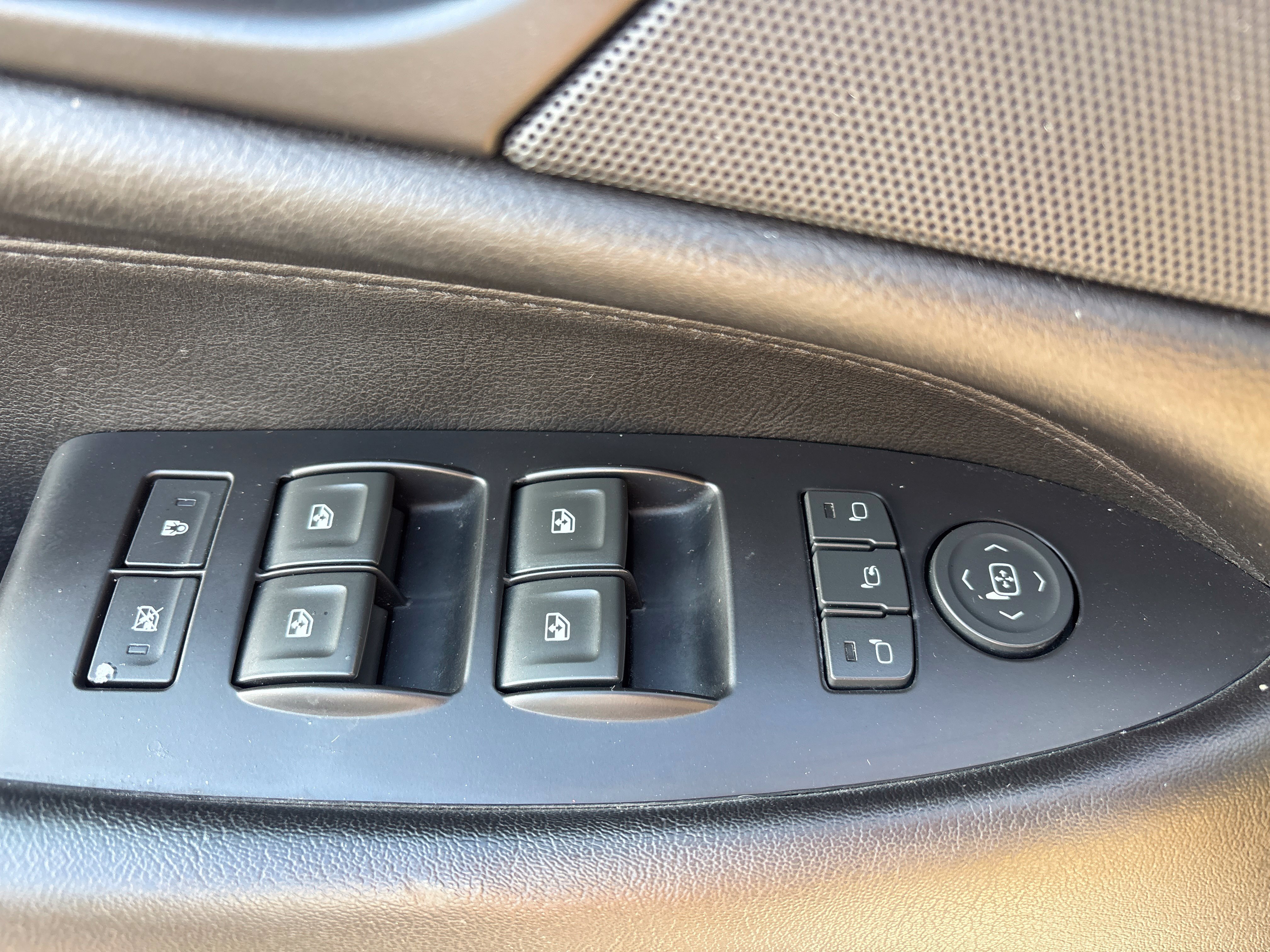 Used 2019 Cadillac Escalade ESV Luxury AWD/4WD image 16