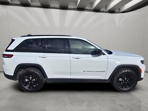 Used 2024 Jeep Grand Cherokee Altitude image 6