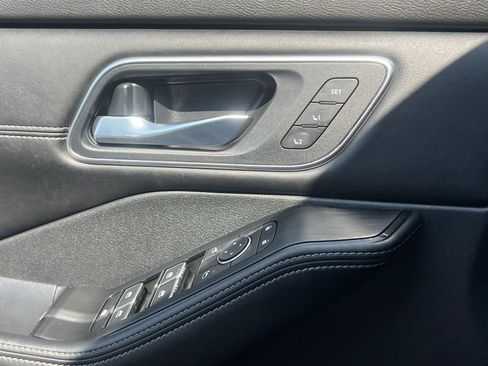 Certified 2025 Nissan Rogue Platinum FWD image 18
