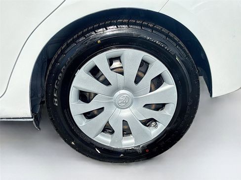 Used 2017 Toyota Yaris L image 29