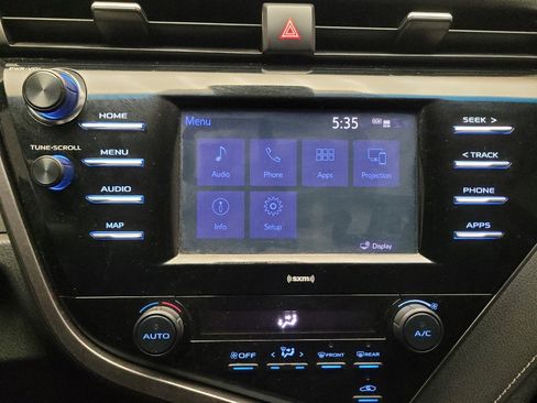 Used 2020 Toyota Camry SE image 25