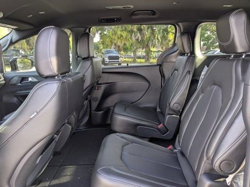 New 2026 Chrysler Pacifica Select FWD image 15