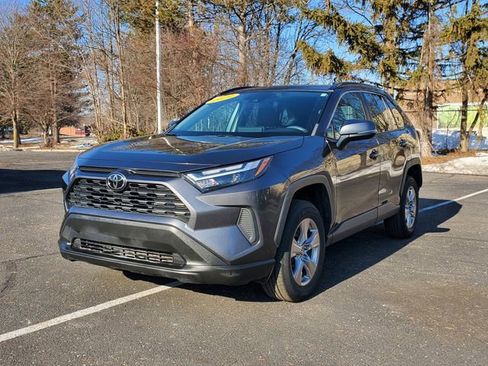 Used 2022 Toyota RAV4 XLE w/ Convenience Package image 2