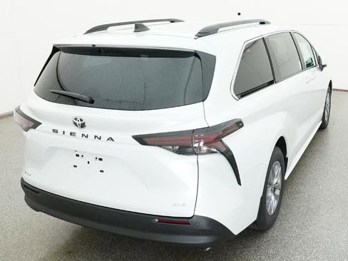 New 2026 Toyota Sienna XLE FWD image 3