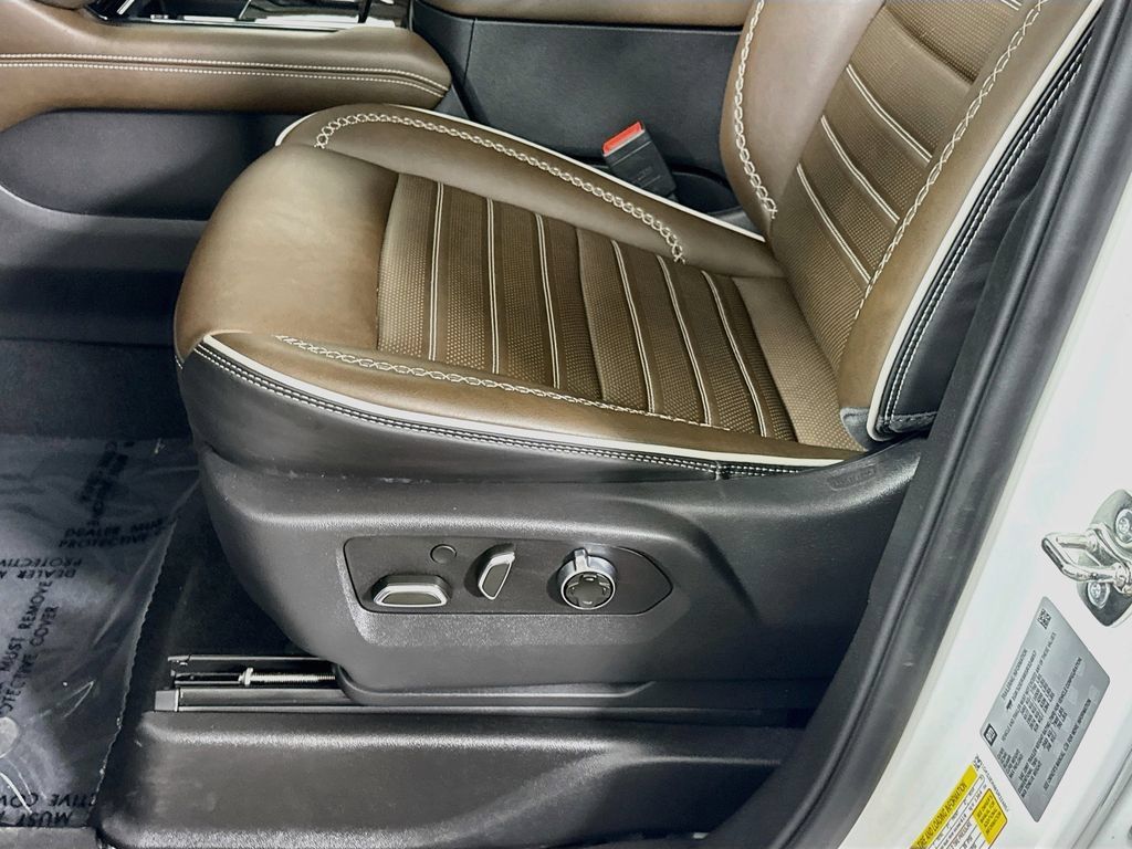 Used 2025 GMC Yukon Denali Ultimate AWD/4WD image 26