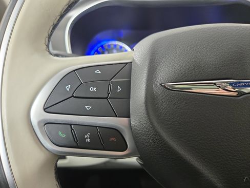 Used 2018 Chrysler Pacifica Limited image 16