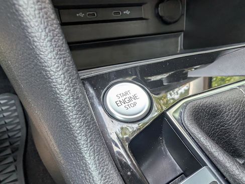 Certified 2024 Volkswagen Taos SE w/ Panoramic Sunroof Package image 39